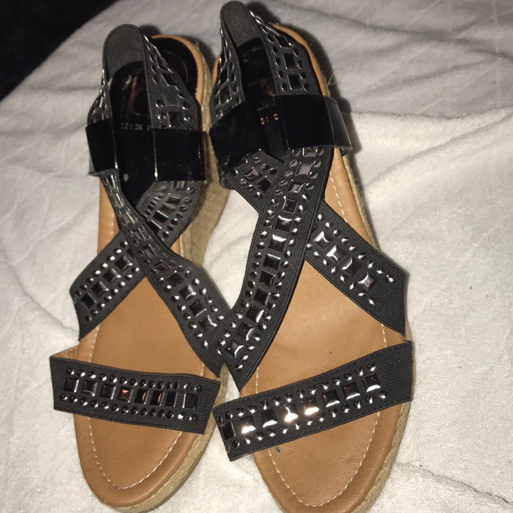 Black stud wedges